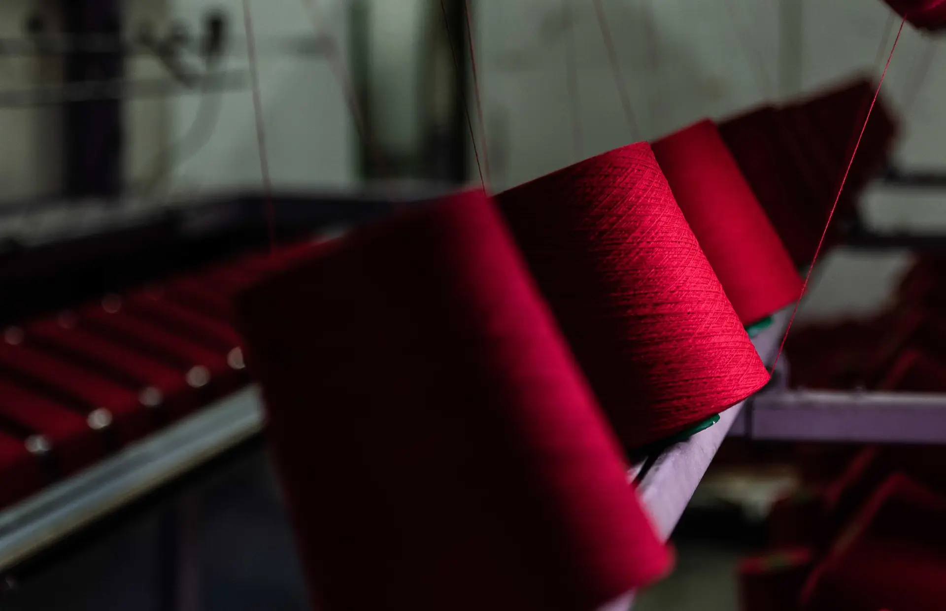 Rocchetti di filo rosso uno accanto all'altro