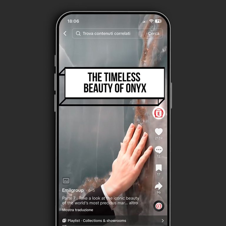 Cellulare che mostra un nuovo format dei video pubblicati su TikTok Emilgroup
