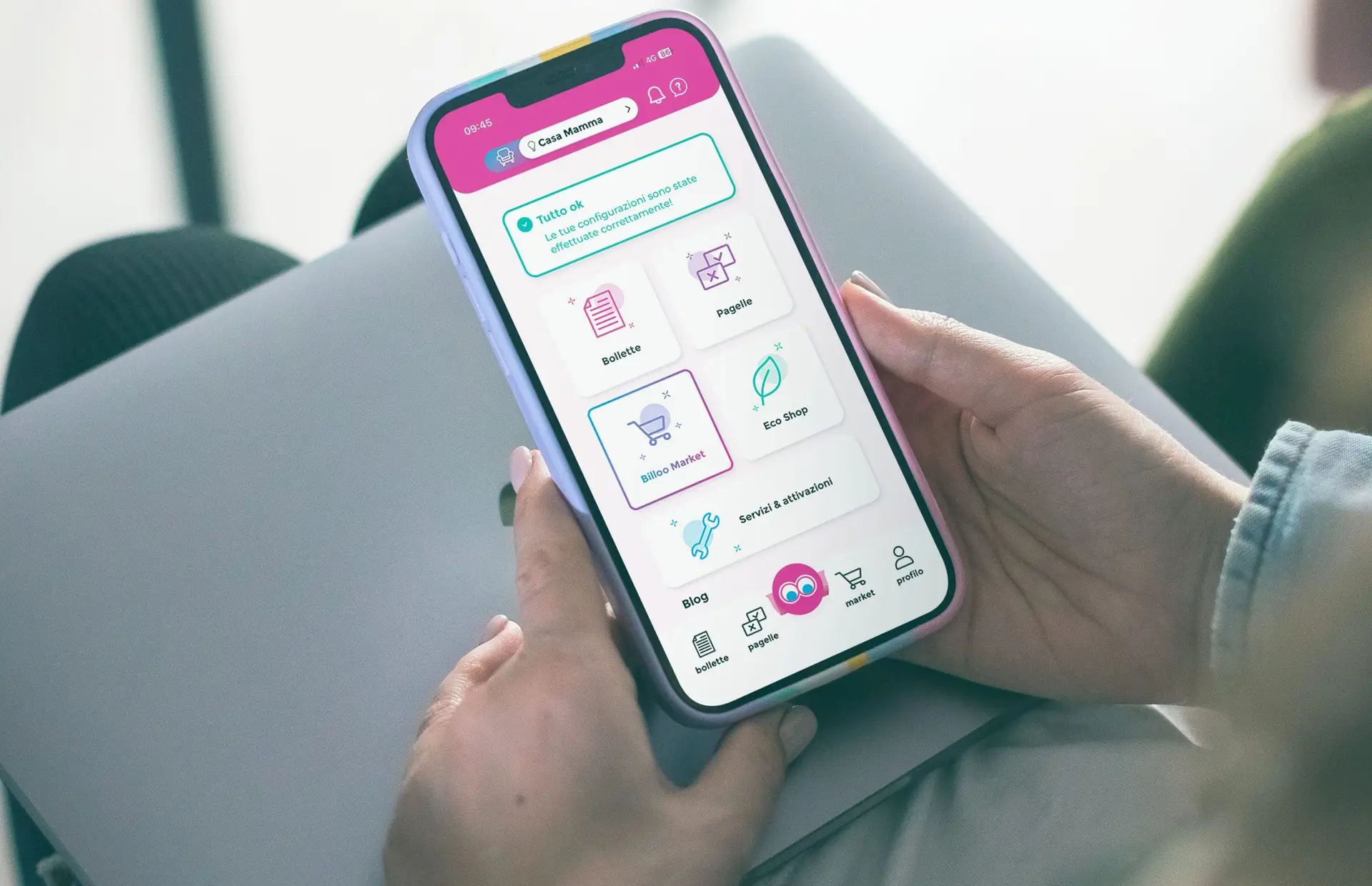 Donna con in mano un telefono che mostra l'app di Billoo per gestire le bollette