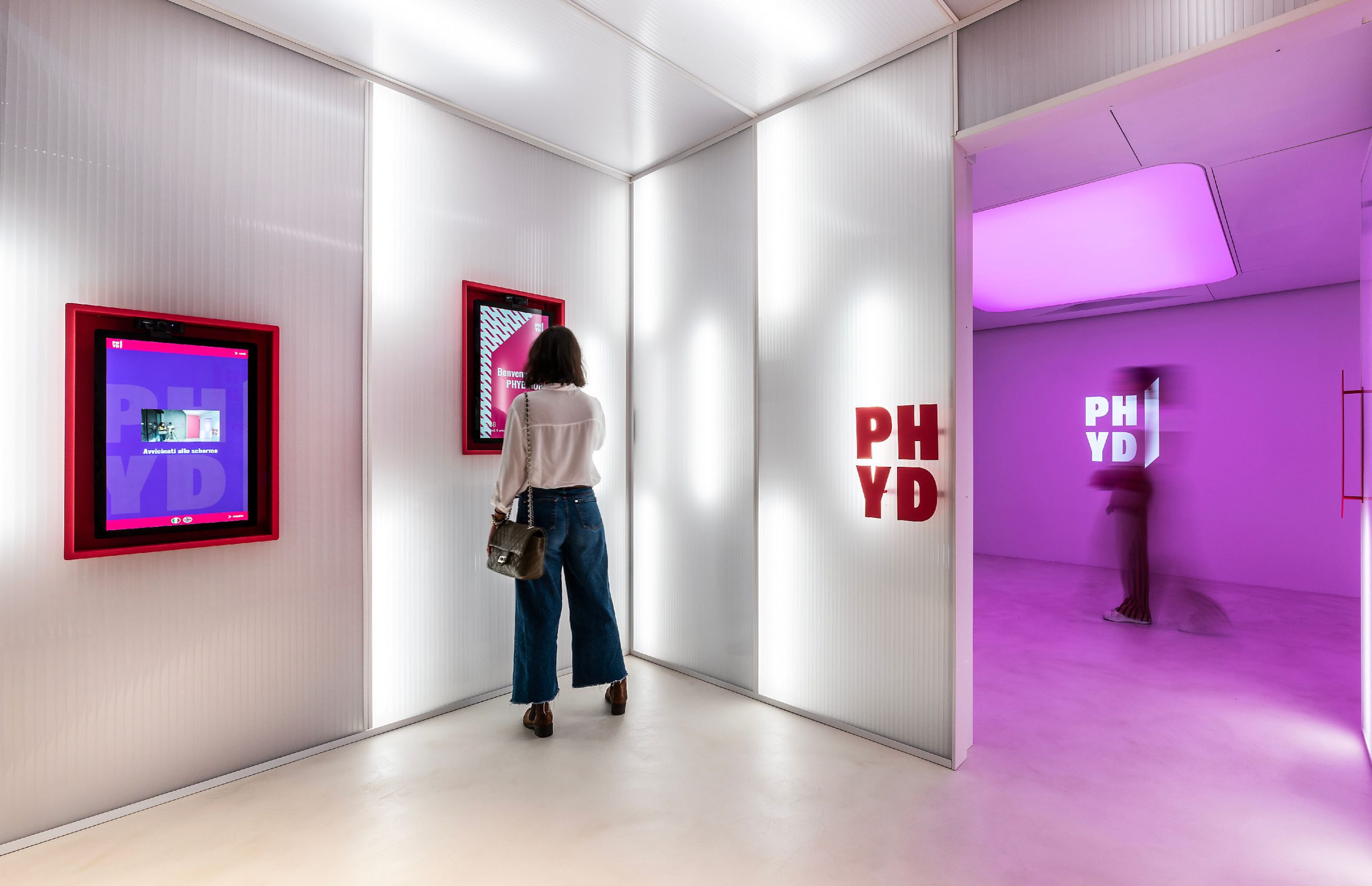 Ragazza davanti ad un quadro digitale in una gallery all'interno degli spazi Phyd Milano