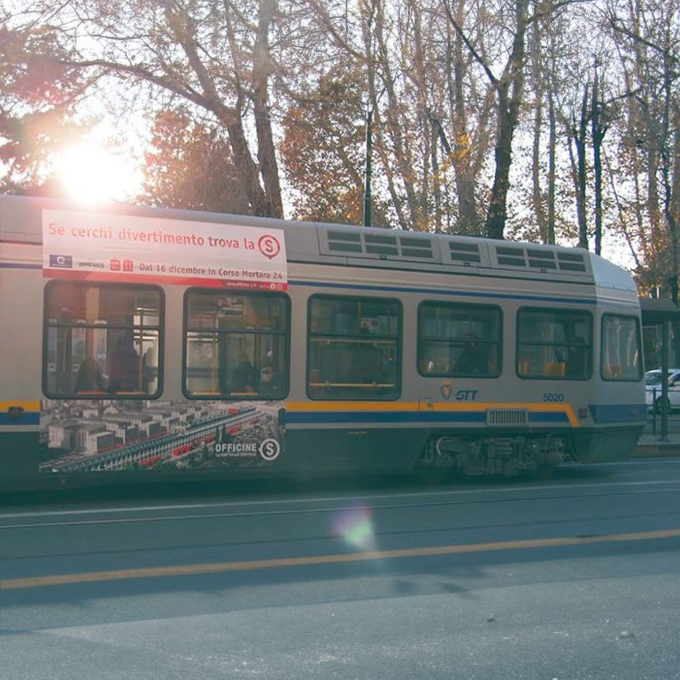 Tram torinese con una pubblicità di Officine S