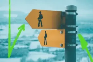 Due cartelli gialli: in alto con l'icona di un escursionista, in basso con un camminatore. La freccia verde punta a sinistra per le opzioni.