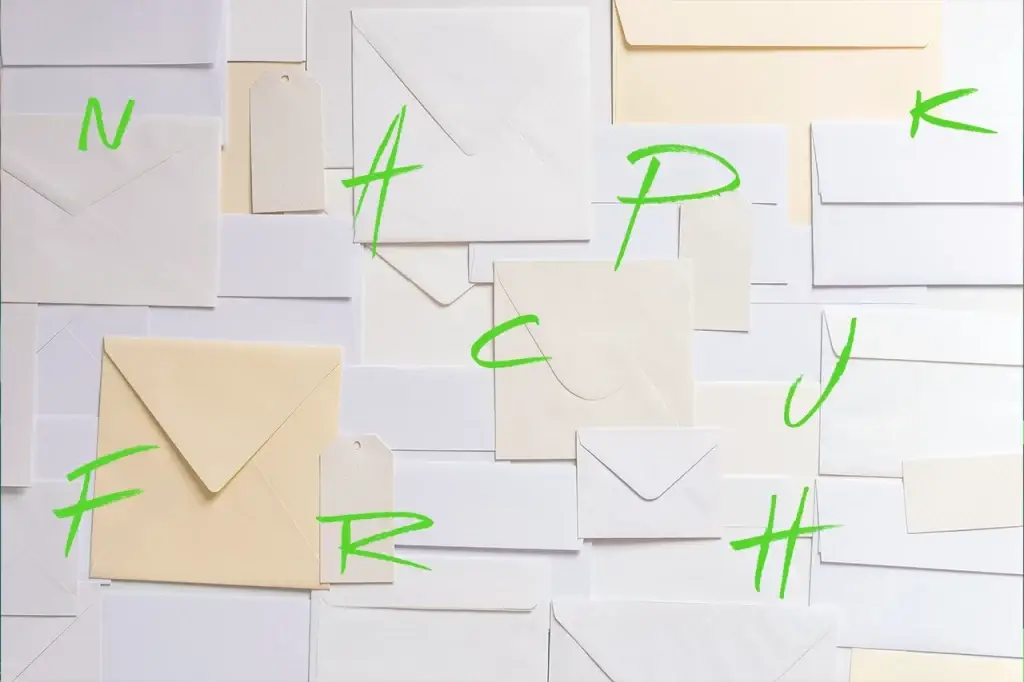 La tradizione incontra l'innovazione nell'e-mail marketing. Buste bianche con lettere verdi.