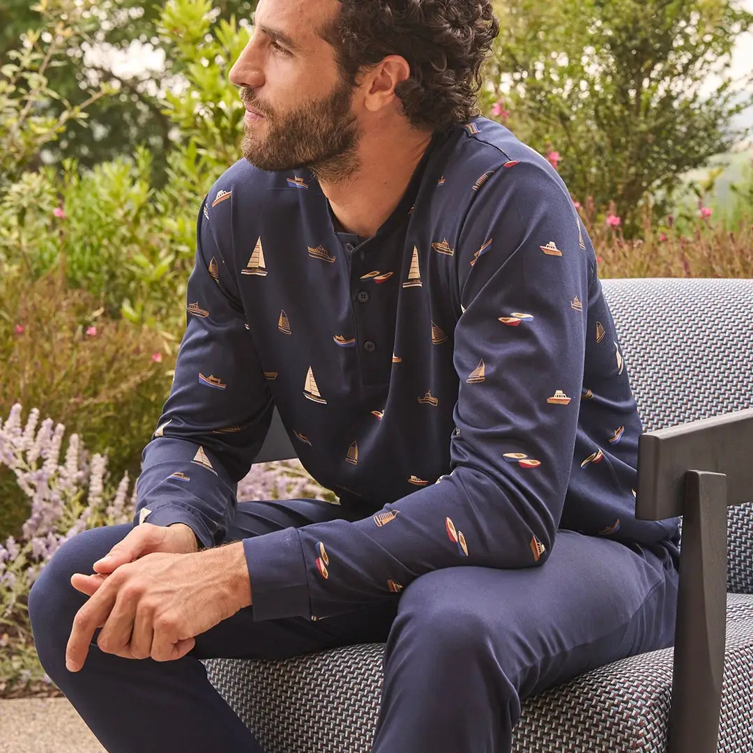 Un uomo dai capelli ricci siede con eleganza, accrescendo lattrattiva delle-commerce.
