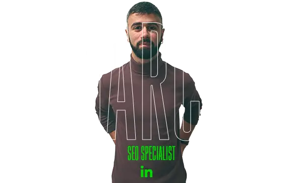 Uomo in camicia scura, braccia incrociate, scritta HARD sopra SEO Specialist.