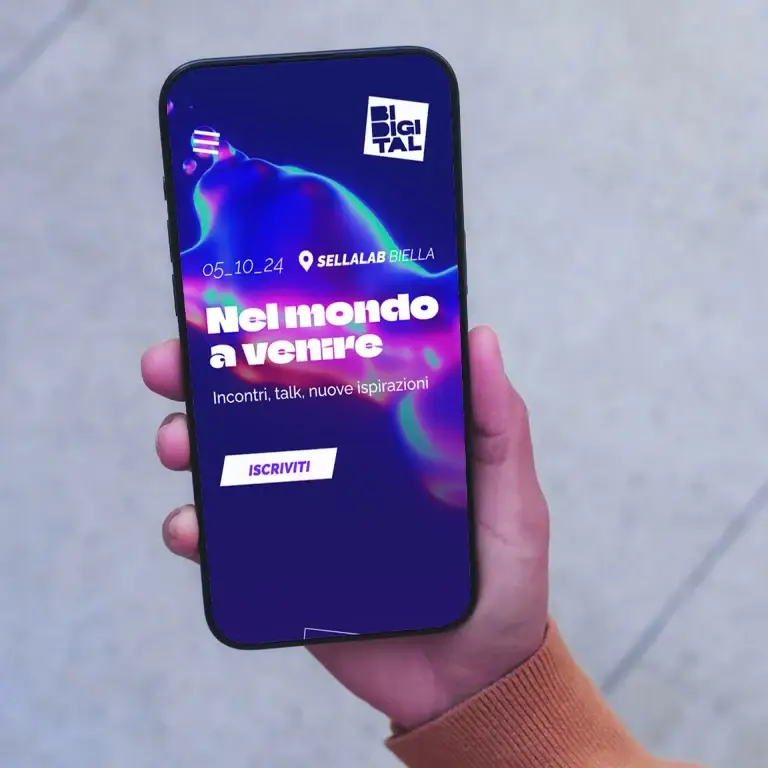 Sul telefono è visibile la locandina dellevento Nel mondo a venire in italiano.