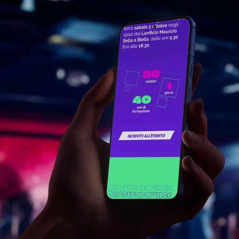 Il telefono mostra la pubblicità dellevento su uno sfondo colorato.