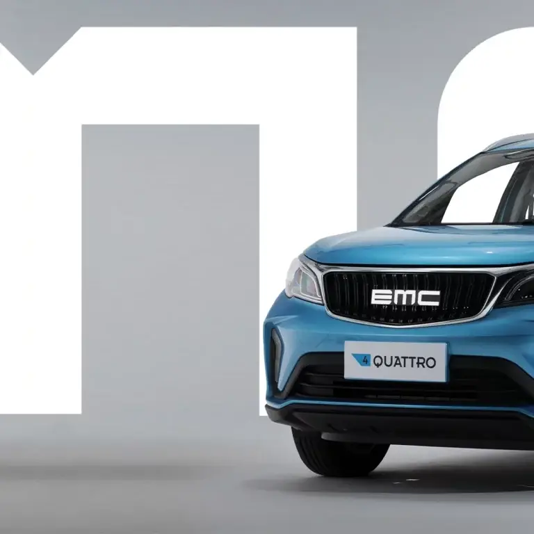 Auto EMC blu con stemma Quattro su sfondo grigio.