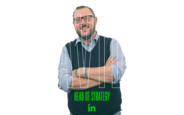 DAVIDE, RESPONSABILE STRATEGIA nellimmagine di una persona con le braccia incrociate.
