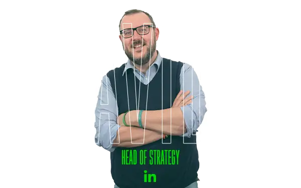 DAVIDE, RESPONSABILE STRATEGIA nellimmagine di una persona con le braccia incrociate.