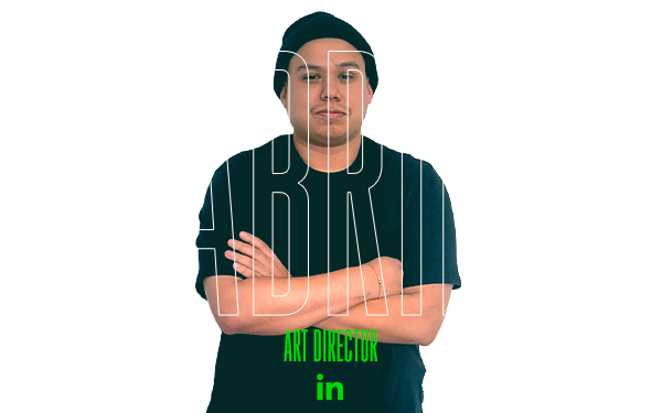 Gabriel, direttore artistico: in camicia nera e braccia incrociate.