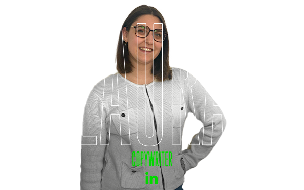 Donna sorridente con gli occhiali; testo: LAURA COPYWRITER.