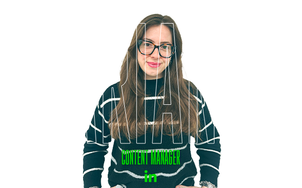 Donna con lunghi capelli castani, occhiali, maglione a righe: MARIANNA.
