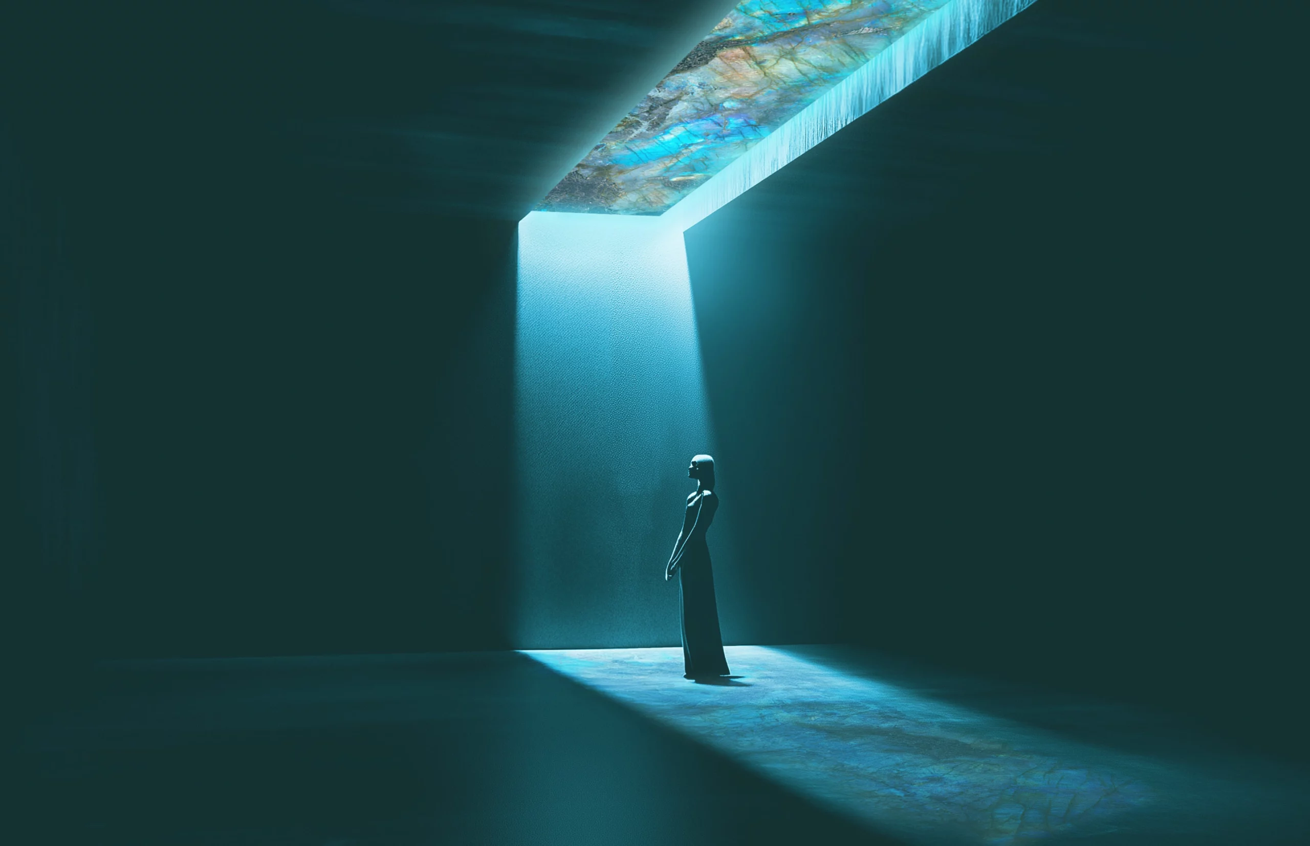 Una figura solitaria è ritta nella luce proveniente da una vetrata.