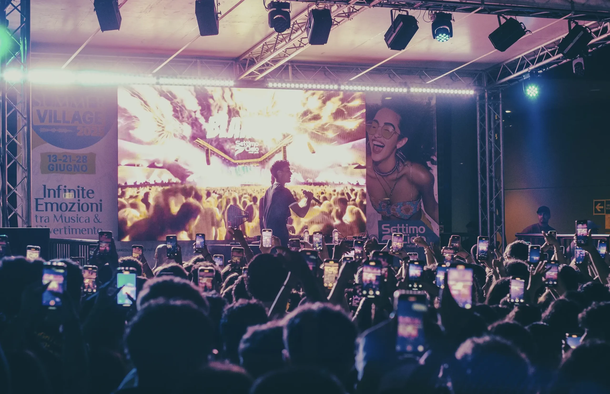 Un musicista entusiasma la folla all'evento SUMMER VILLAGE 2025 al centro commerciale Settimo Cielo