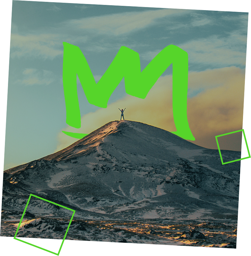 Persona in cima a una collina innevata, con le braccia alzate; "M" verde e riquadri in sovrimpressione.