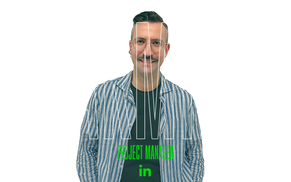 Uomo con camicia a righe davanti a una grande scritta "CARMINE".