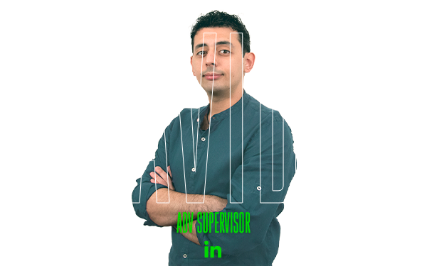 Un uomo con i capelli corti è in piedi davanti a DAVIDE, in basso il SUPERVISORE ANT.