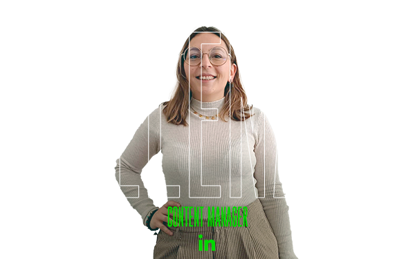 Una donna sorridente con gli occhiali si trova davanti a ELENA, Content Manager.