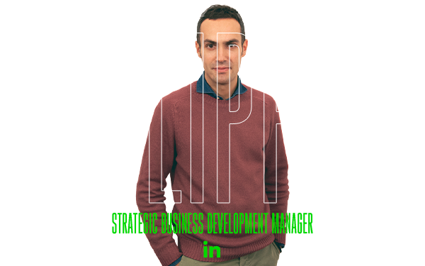 Uomo con maglione marrone; FILIPPO, Business Manager su LinkedIn.