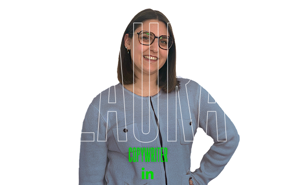 Donna sorridente con maglione blu, testo "LAURA. COPYWRITER", logo LinkedIn.