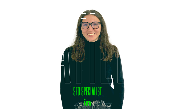 Donna con capelli castani e occhiali sorride; SEO Specialist in basso.