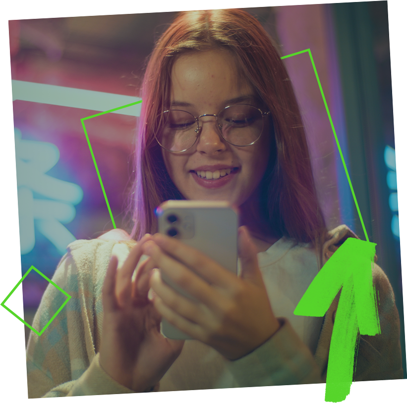 Una donna con gli occhiali sorride, mentre parla al telefono con il Digitorium in streaming.