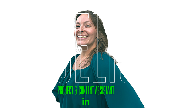 Una donna sorridente con una camicia verde acqua si trova accanto al testo "ANGELICA" e all'icona di LinkedIn.