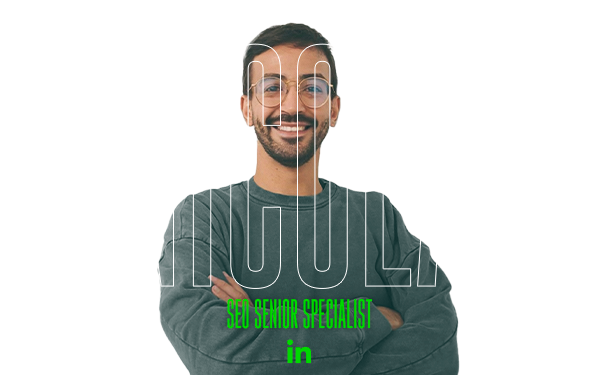 Uomo barbuto con occhiali sorride, braccia incrociate; testo "NICOLA SEO SENIOR SPECIALIST" e logo LinkedIn in sovrimpressione.