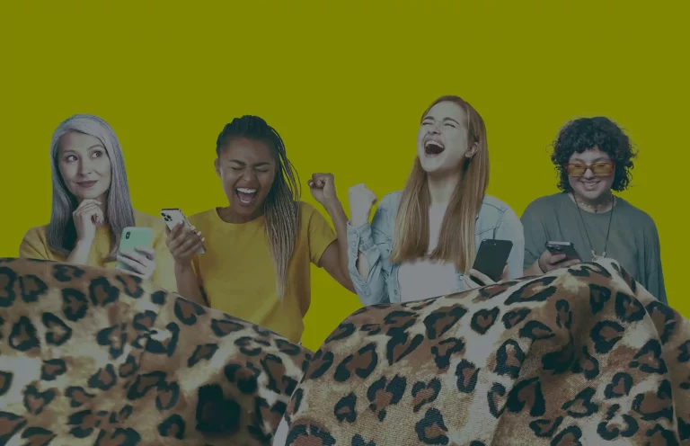 Quattro persone eccitate su sfondo giallo, con telefoni in mano e coperte a stampa animale.