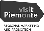 Logo in bianco e nero: "visit Piemonte" e "Regional Marketing".