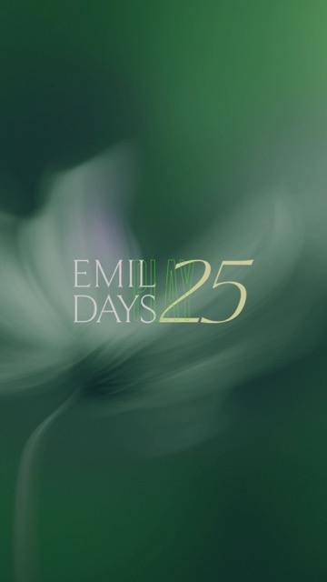 Sfondo verde sfocato, fiore debole; EMIL DAYS 25 in carattere sottile centrato.