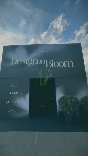 L'ingresso dell'evento è nero con la scritta "Design in Bloom" e l'esterno verde "PLAY".