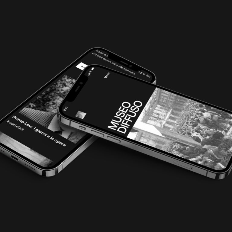 L'app Museo in bianco e nero su due telefoni mostra testi e foto della città.