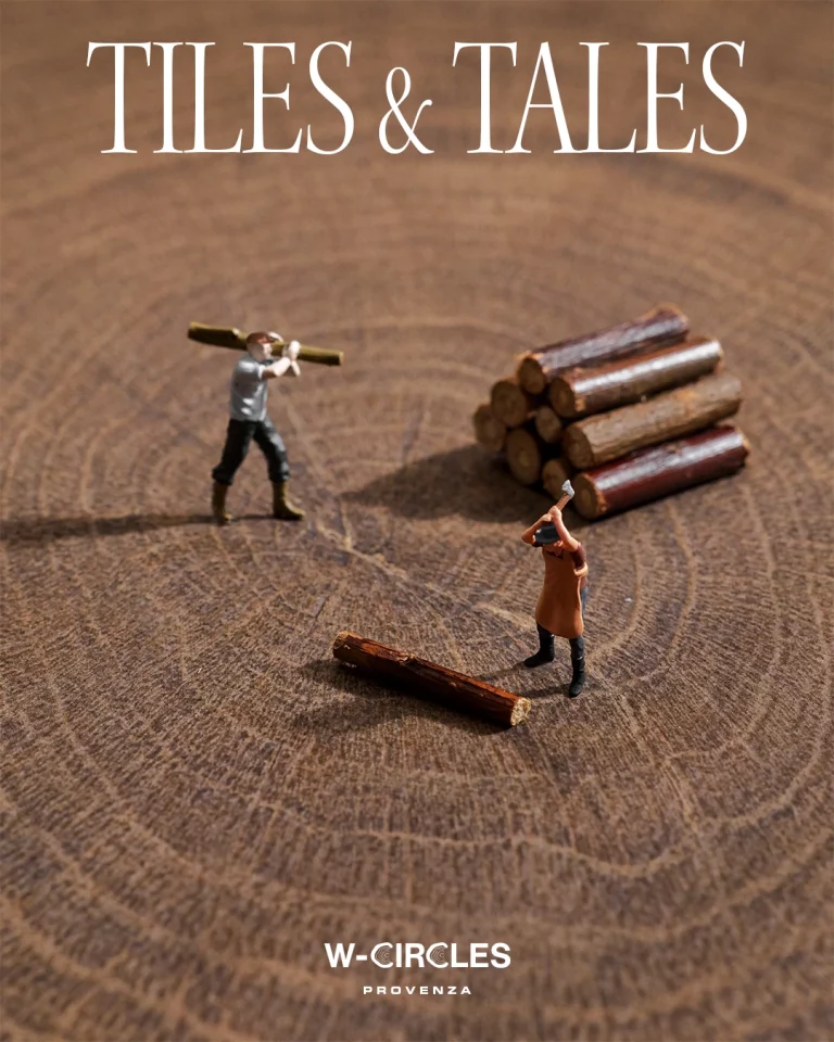 Mini figure che tagliano il legno su piastrelle marroni; TILES & TALES sopra, W-CIRCLES PROVENZA sotto.