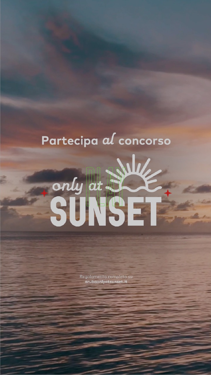 Testo in italiano su uno sfondo di tramonto sull'oceano, nuvole e raggi di sole, atmosfera romantica.