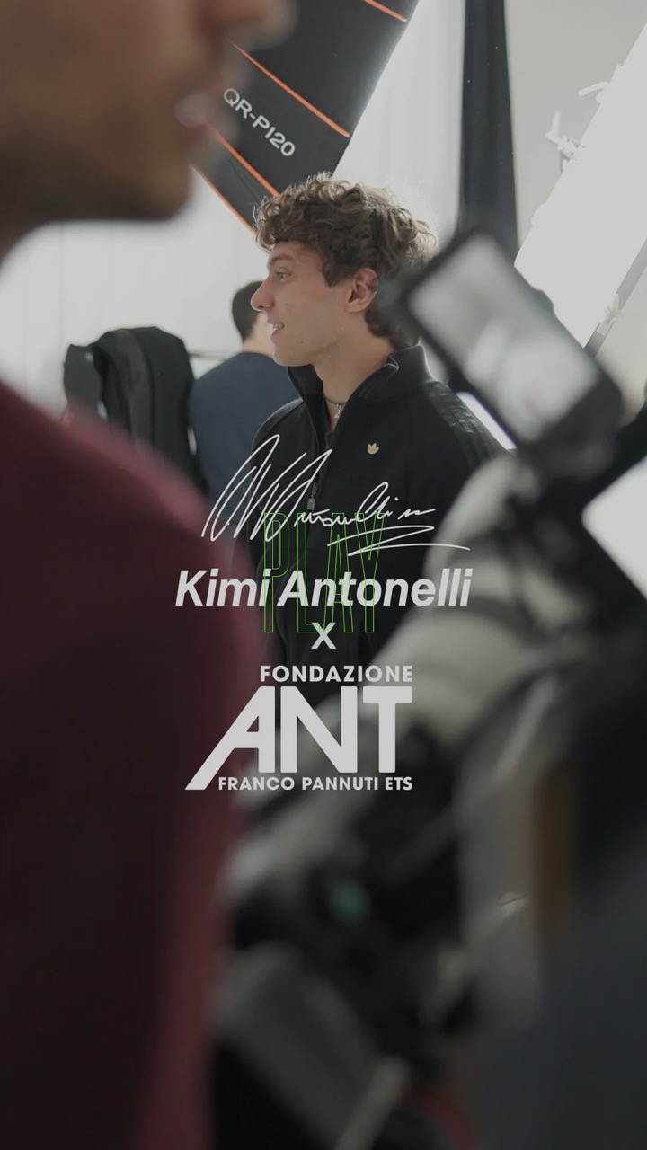 Giovane in studio; testo “pit stop prevenzione”: Kimi Antonelli.