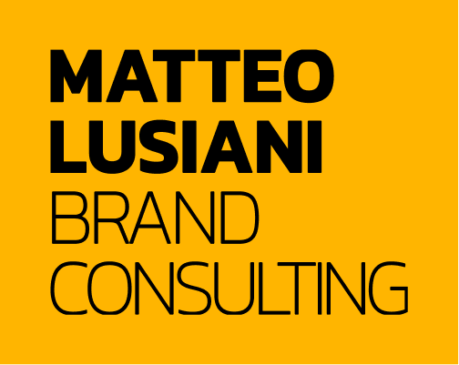 Sfondo giallo, scritta in grassetto nero “MATTEO LUSIANI BRAND CONSULTING”.
