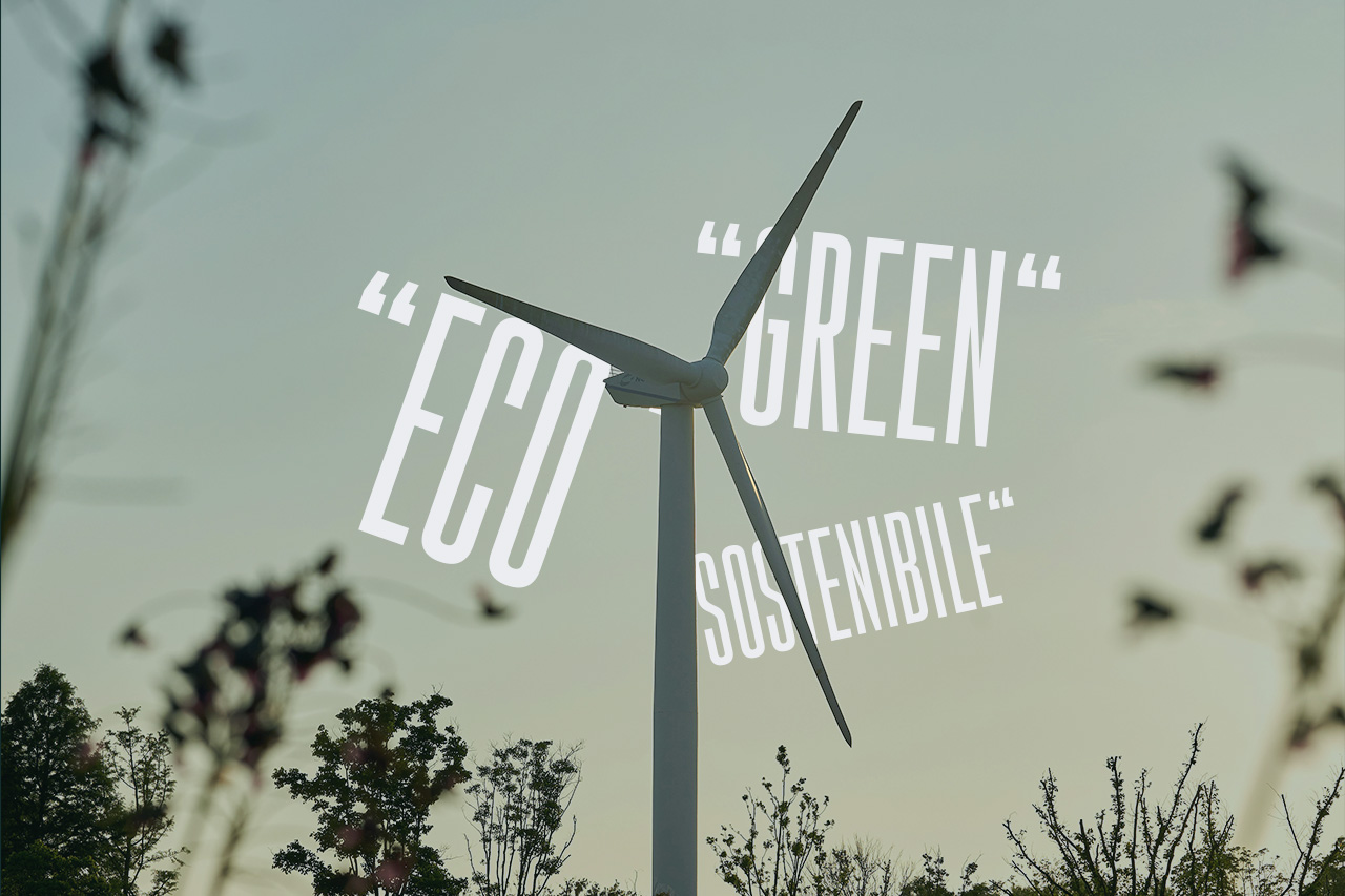 Turbina eolica con le diciture ECO, GREEN, SOSTENIBILE: greenwashing.
